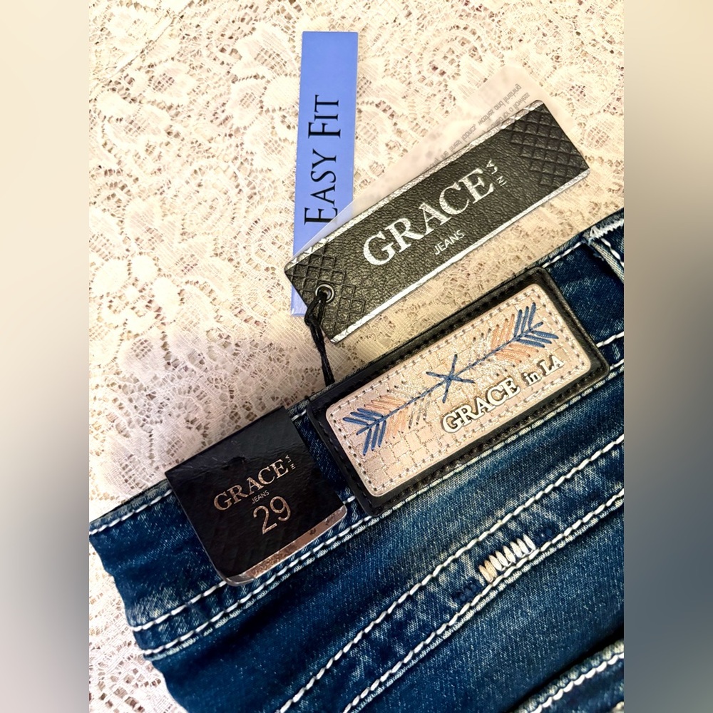 NWT 29 Easy Fit Grace in LA Embroidered Distressed Bootcut Jeans - Picture 6 of 8